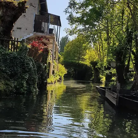 La Chaume Du Marais Poitevin Avec Barque Poitevin Marsh With Boat Sansais